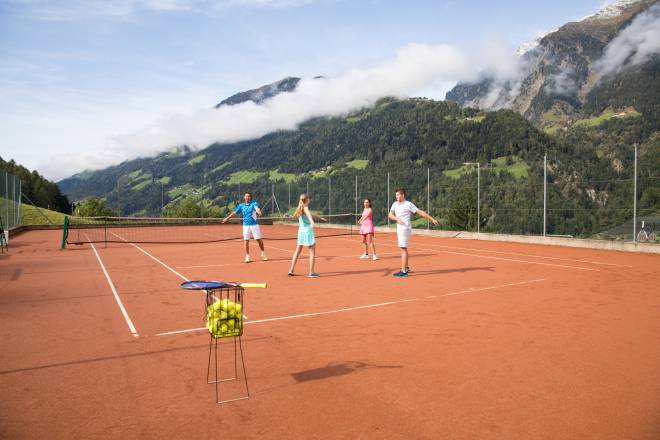 Tennisspieler beim Warmmachen auf dem Tennisplatz
