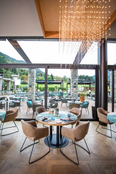 Innenansicht Restaurant mit Blick auf die Alpen