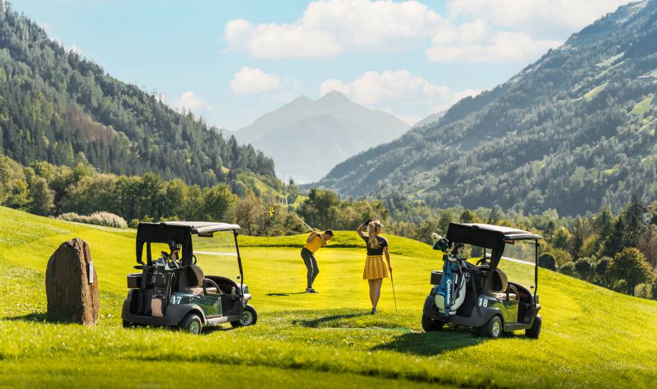 Golfer in Südtirol auf dem Golfplatz