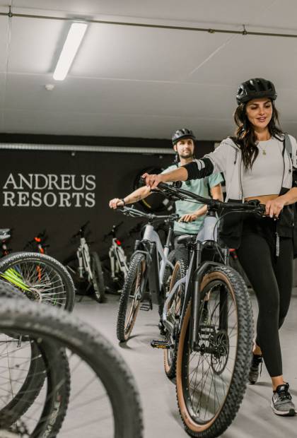 Paar im Fahrradkeller des Andreus Resorts