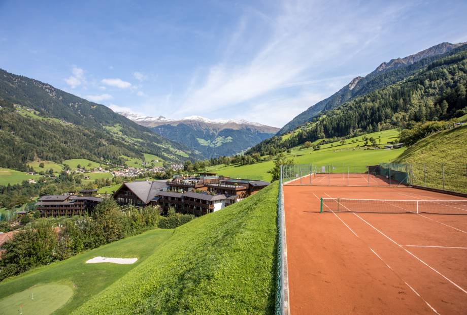 Tennisplatz mit Blick in das Passeiertal